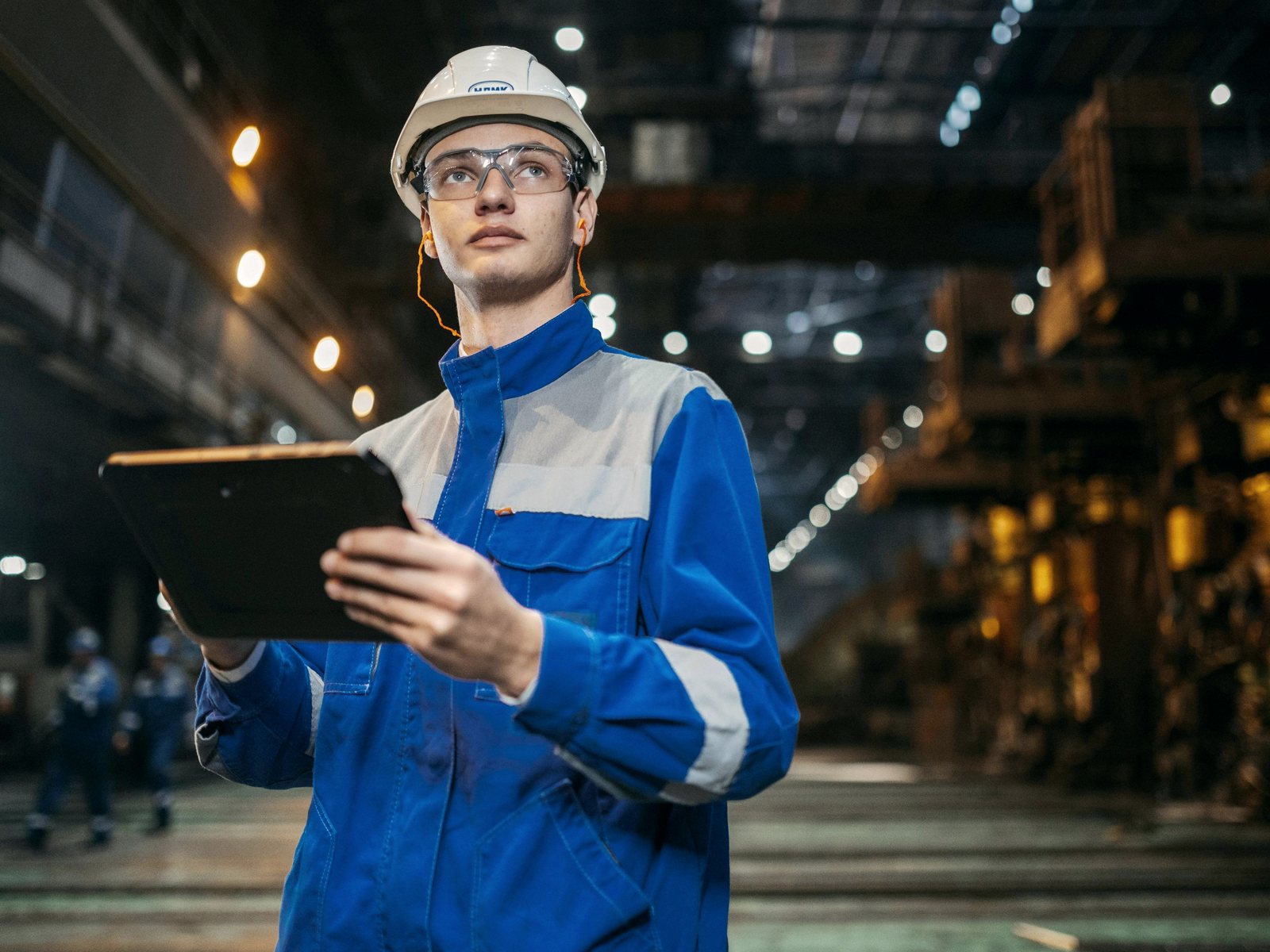 Profissional operacional usando tablet em ambiente industrial