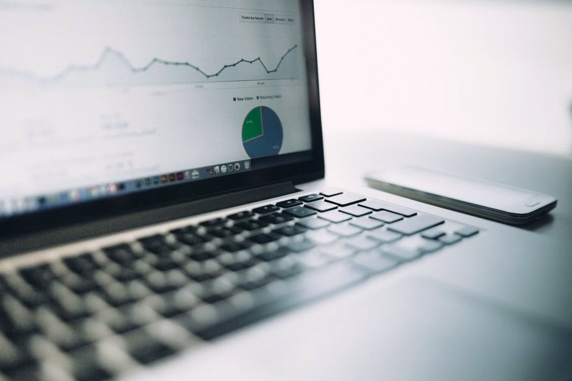 Notebook com gráficos e indicadores